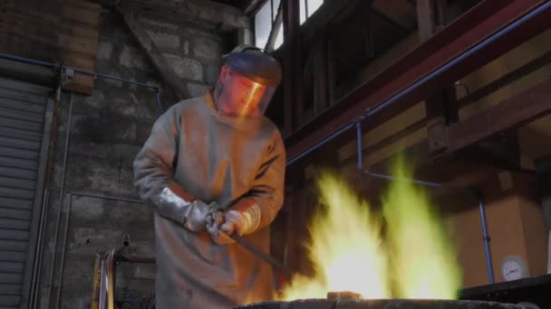 Fundición de bronce de cera perdida en una fundición — Vídeos de Stock