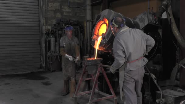 Fundición de bronce de cera perdida en una fundición — Vídeos de Stock