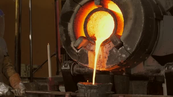 Coulée de bronze de cire perdue dans une fonderie — Video