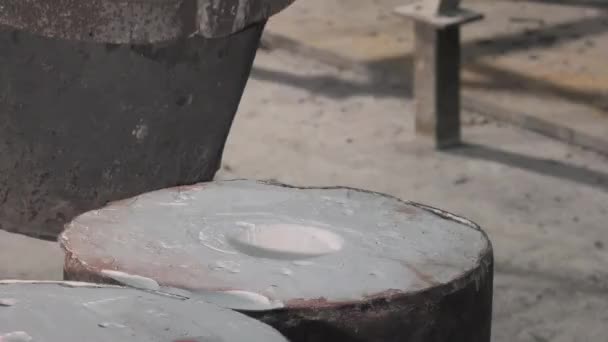 Потерянная бронзовая отливка в литейном цехе — стоковое видео