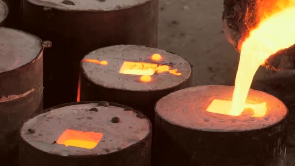 Coulée de bronze de cire perdue dans une fonderie — Video