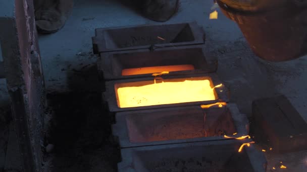 Coulée de bronze de cire perdue dans une fonderie — Video