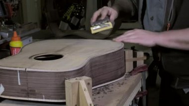 Ana luthier gitar iş başında