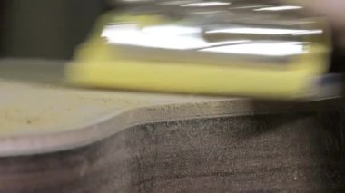 Ana luthier gitar iş başında