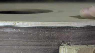 Ana luthier gitar iş başında