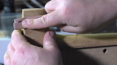 Ana luthier gitar iş başında