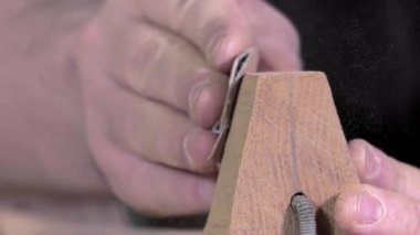 Ana luthier gitar iş başında