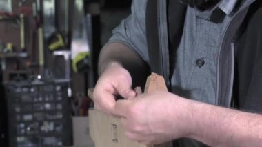 Ana luthier gitar iş başında