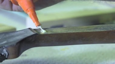 Ana luthier gitar iş başında
