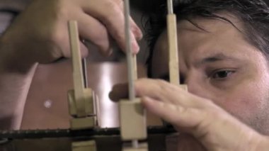 Ana luthier gitar iş başında