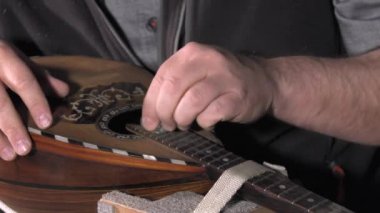 Ana luthier gitar iş başında