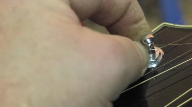 İş yerinde ana luthier