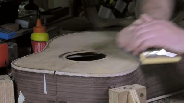 Master guitarras luthier en el trabajo — Vídeos de Stock