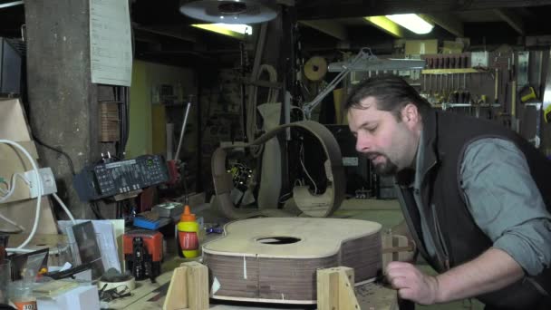 Maitres guitares luthiers au travail — Video