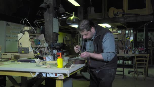 Master guitarras luthier en el trabajo — Vídeos de Stock