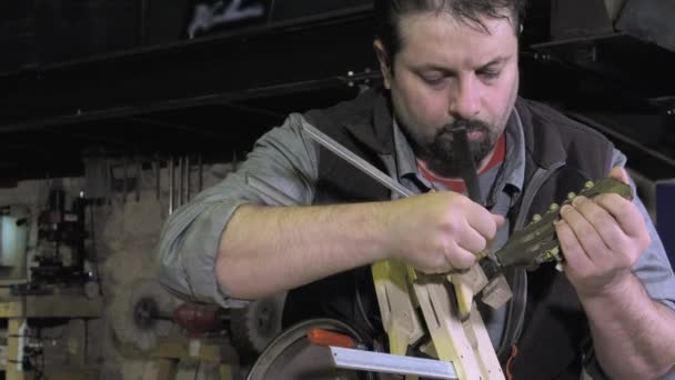 Master guitarras luthier en el trabajo — Vídeos de Stock