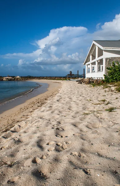 Huis op strand — Stockfoto