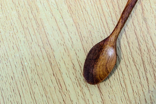 Cuchara de madera aislada en la mesa — Foto de Stock