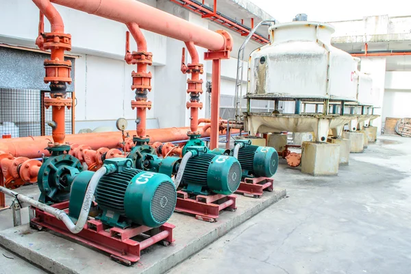 Bomba de agua fría con manómetro —  Fotos de Stock