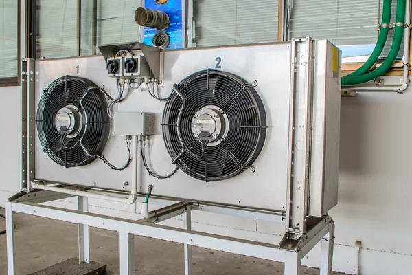 Chladič vodní čerpadlo s tlakoměrem — Stock fotografie