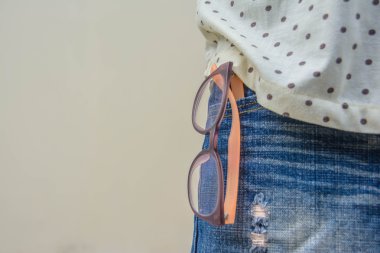 Gözlük ve kot pantolon