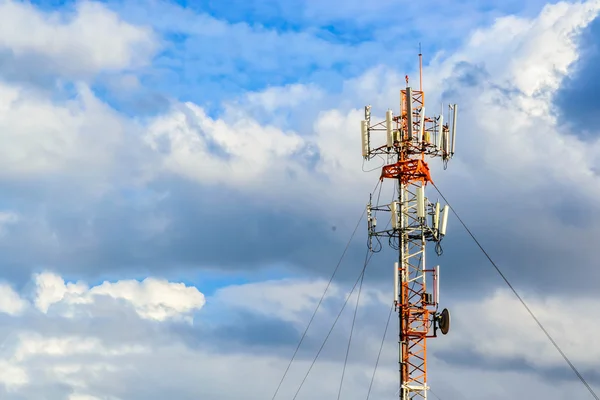 Антенна ретрансляційна вежа на небі — стокове фото