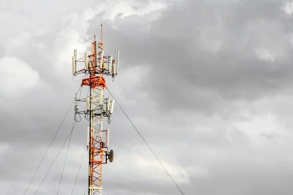 Antena torre repetidor no céu — Fotografia de Stock