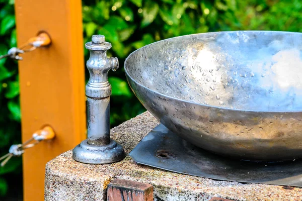 Lavabo de diseño en un parque — Foto de Stock