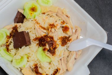 Tavuk çorbasıyla pişirilmiş pirinç.