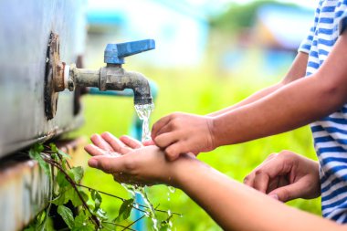 Çocuk ile anne, seçici odak noktası el yıkama.