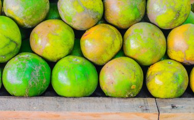 Birçok mandalina üzerinde tablo, seçici odak noktası.