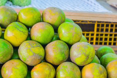 Birçok mandalina üzerinde tablo, seçici odak noktası.