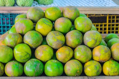Birçok mandalina üzerinde tablo, seçici odak noktası.
