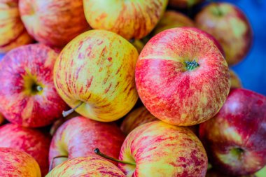 Birçok Apple üzerinde tablo, seçici odak noktası.