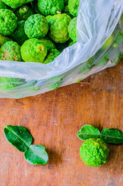 Güney Afrika'da bir kabile kireç tablo, seçici odak noktası plastik torba.