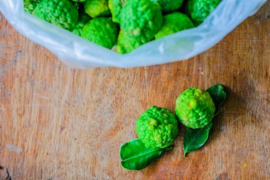 Güney Afrika'da bir kabile kireç tablo, seçici odak noktası plastik torba.