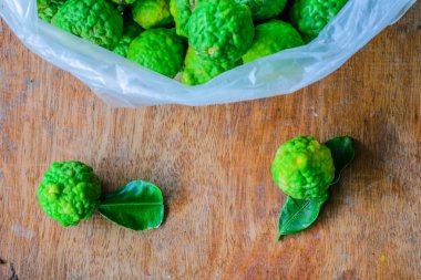 Güney Afrika'da bir kabile kireç tablo, seçici odak noktası plastik torba.
