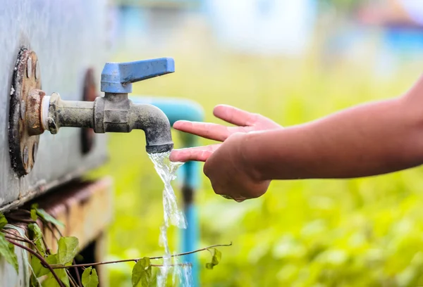 Niño lavándose las manos con la madre, punto de enfoque selectivo . — Foto de Stock