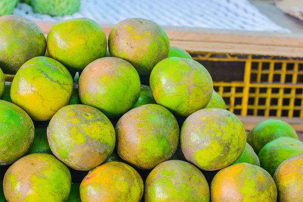 Birçok mandalina üzerinde tablo, seçici odak noktası.