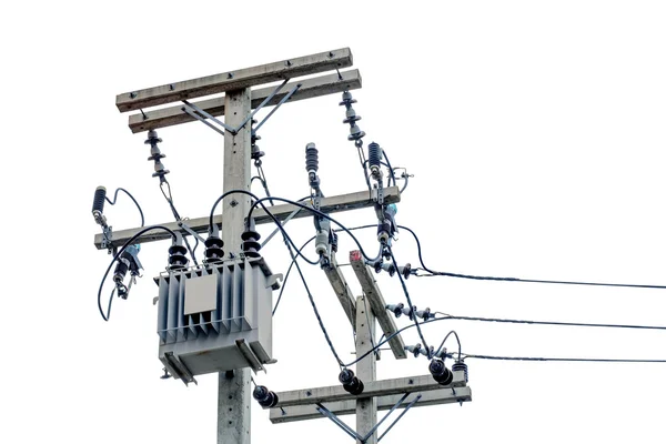 Transformator und Stromleitungen auf weißem Hintergrund. — Stockfoto