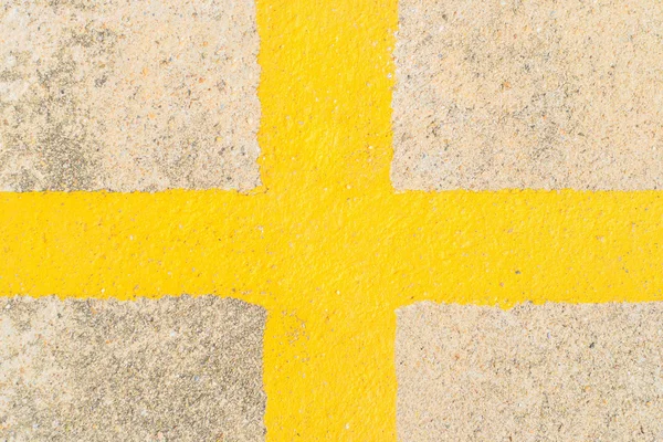 Żółty krzyż przy drodze — Zdjęcie stockowe