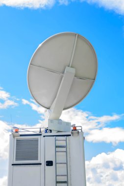 Uydu anteni üzerinde mavi gökyüzü üzerinde hareket eden Dsng