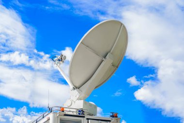 Uydu anteni üzerinde mavi gökyüzü üzerinde hareket eden Dsng