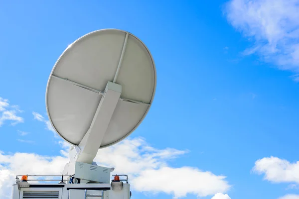 Prato de satélite em DSNG móvel no céu azul — Fotografia de Stock