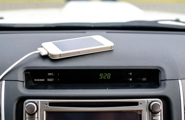 Телефонний зарядний пристрій в автомобілі, лінія заряджання фокуса — стокове фото