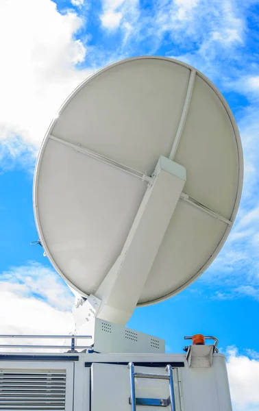 Prato de satélite em DSNG móvel no céu azul — Fotografia de Stock