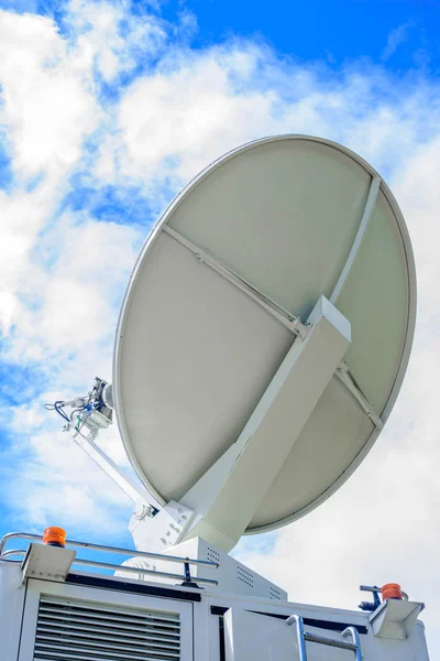 Prato de satélite em DSNG móvel no céu azul — Fotografia de Stock