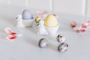 Leylak ve sarı renkte Paskalya yumurtaları  