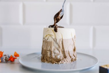 Süzme peynirli, çikolatalı Paskalya pastası