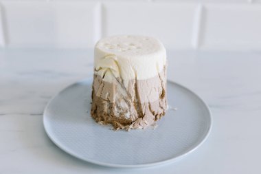 Süzme peynirli Paskalya pastası süslemeden